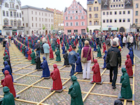 Die Wittenberger nehmen die Installation gleich in Besitz