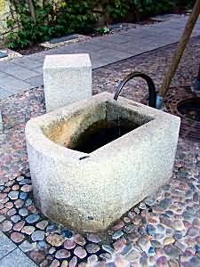 Brunnen am Durchgang